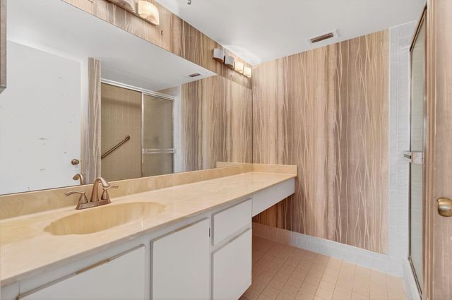 7290 Kinghurst Drive 405, Delray Beach, FL 33446
