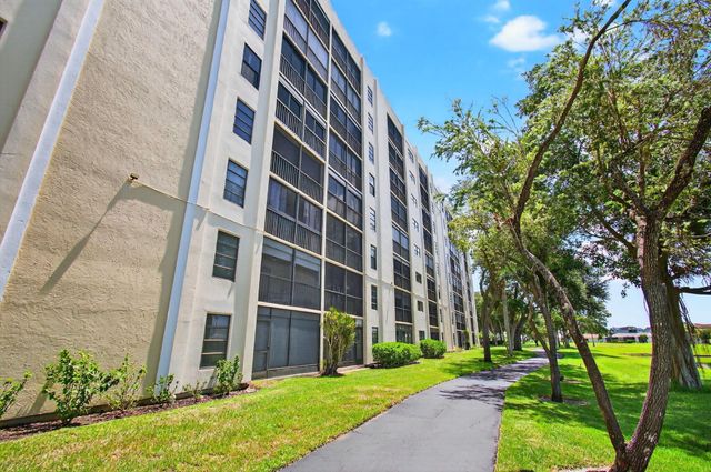 7290 Kinghurst Drive 405, Delray Beach, FL 33446