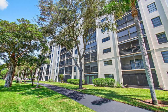 7290 Kinghurst Drive 405, Delray Beach, FL 33446
