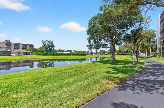 7290 Kinghurst Drive 405, Delray Beach, FL 33446