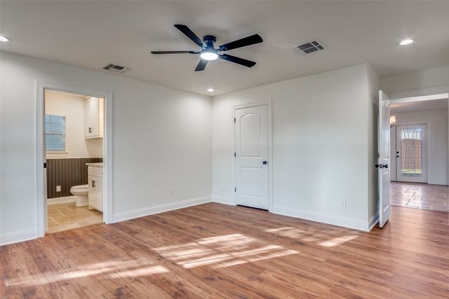 1024 W Apache Trail, Granbury, TX 76048