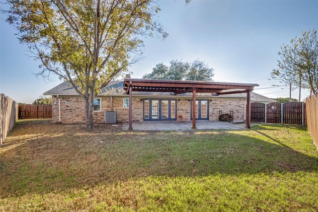 1024 W Apache Trail, Granbury, TX 76048