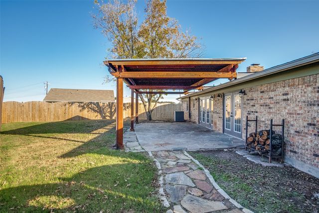 1024 W Apache Trail, Granbury, TX 76048