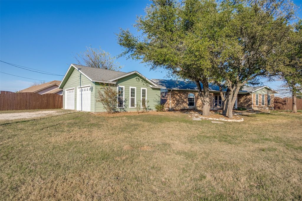 1024 W Apache Trail, Granbury, TX 76048