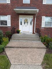 233 N Middletown Road D, Pearl River, NY 10965