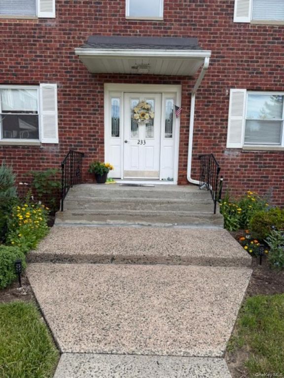 233 N Middletown Road D, Pearl River, NY 10965
