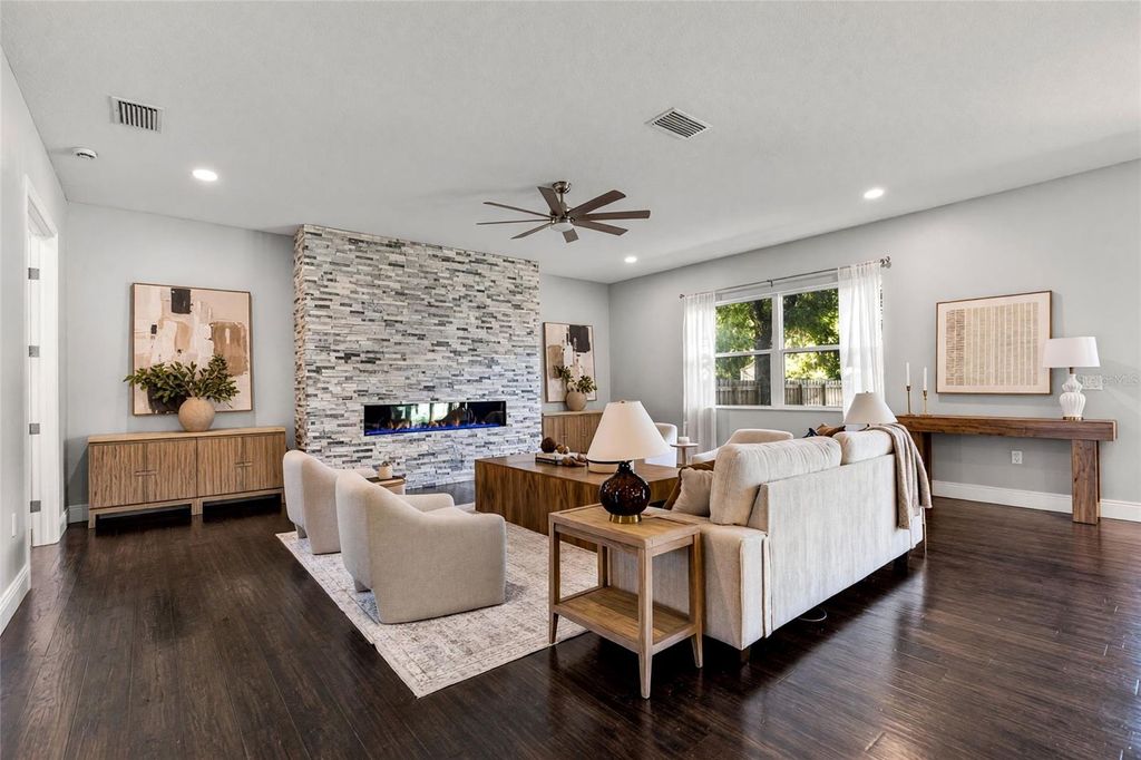 Image 5 of property listing at 3709 W DALE AVENUE, Tampa, FL 33609