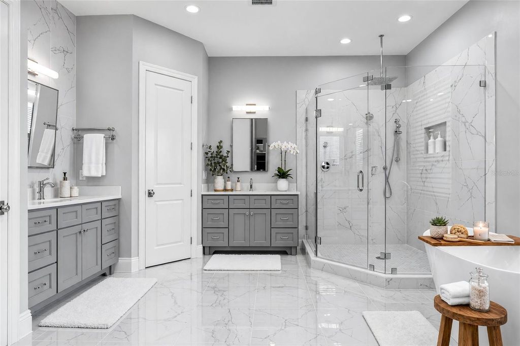 Image 47 of property listing at 3709 W DALE AVENUE, Tampa, FL 33609