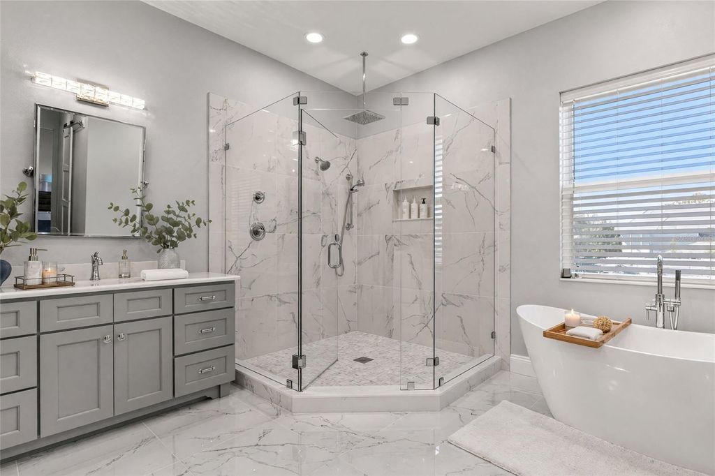 Image 48 of property listing at 3709 W DALE AVENUE, Tampa, FL 33609