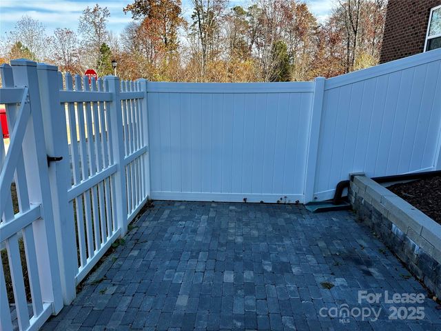 15808 Sharon Dale Drive, Davidson, NC 28036