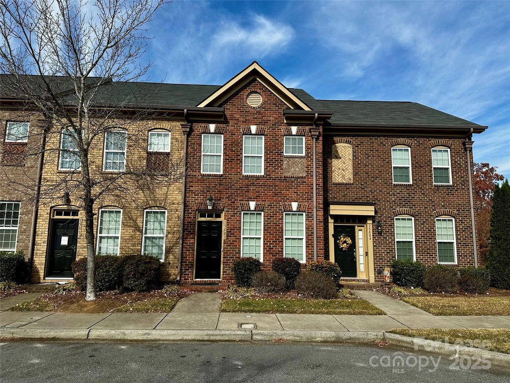 15808 Sharon Dale Drive, Davidson, NC 28036