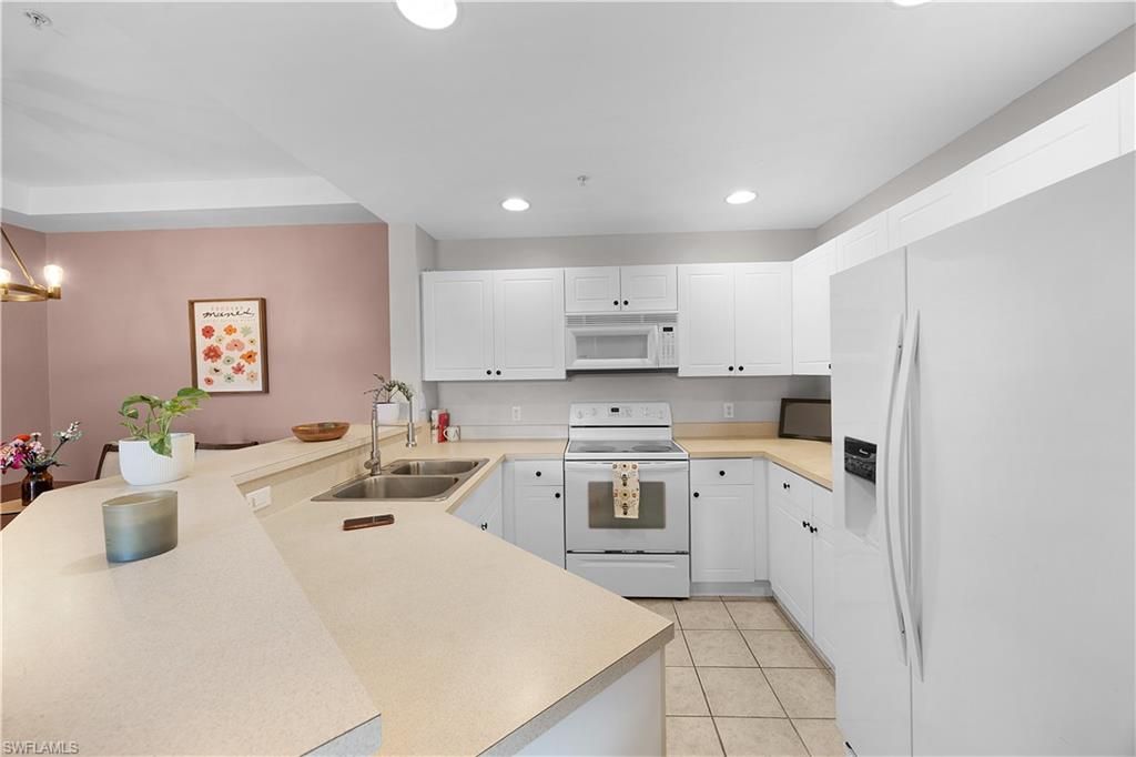 Image 14 of property listing at 1524 SW 50th ST 204, Cape Coral, FL 33914