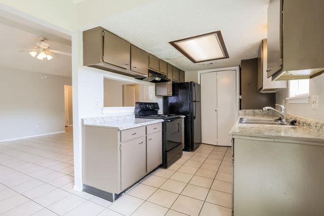 9819 Kiwi Lane, Conroe, TX 77385