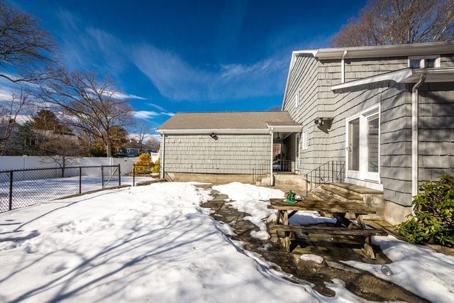 35 Hollywood Rd, Winchester, MA 01890