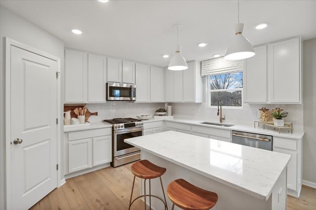 136 Piper Glen Avenue, Oswego, IL 60543