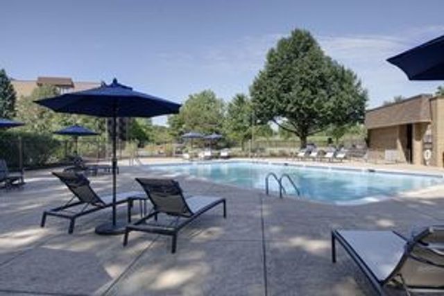 1910 Chestnut Avenue C404, Glenview, IL 60025