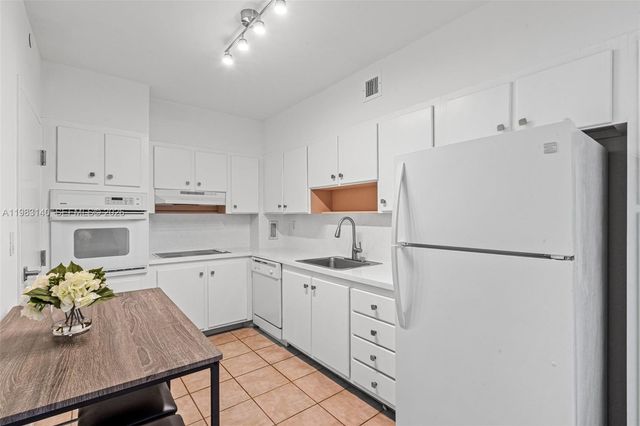 90 Edgewater Dr 1216, Coral Gables, FL 33133