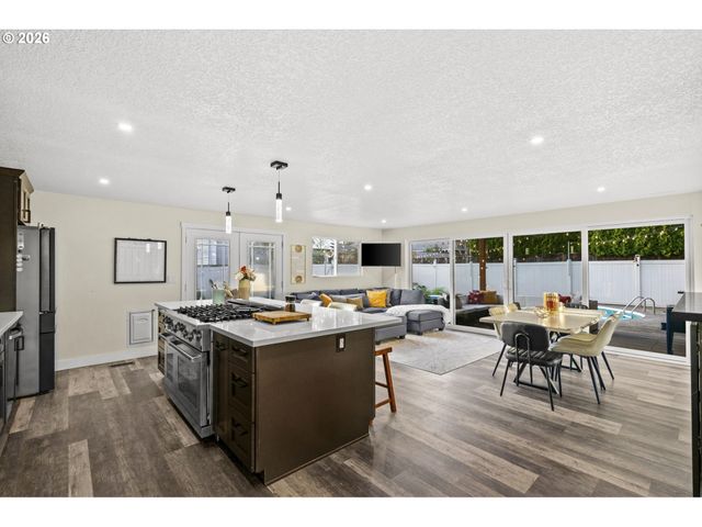 5465 Nw RIDGEMOOR Ct, Portland, OR 97229