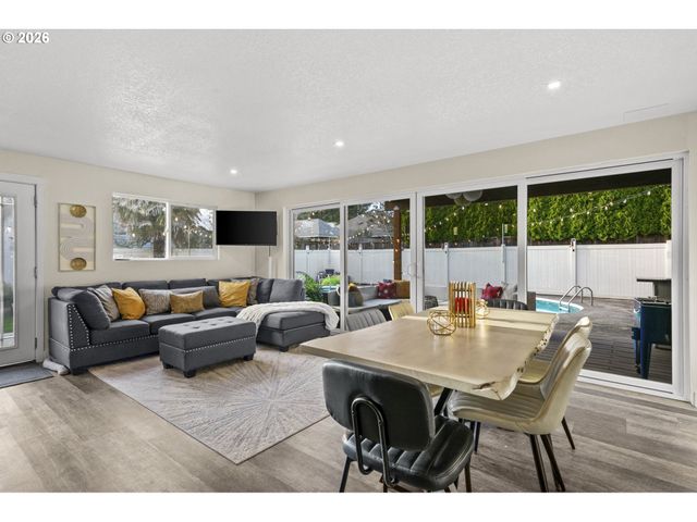 5465 Nw RIDGEMOOR Ct, Portland, OR 97229