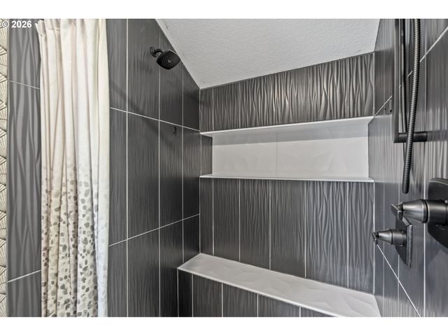 5465 Nw RIDGEMOOR Ct, Portland, OR 97229