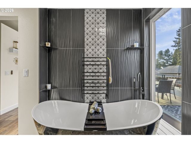 5465 Nw RIDGEMOOR Ct, Portland, OR 97229