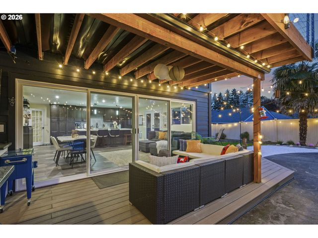 5465 Nw RIDGEMOOR Ct, Portland, OR 97229