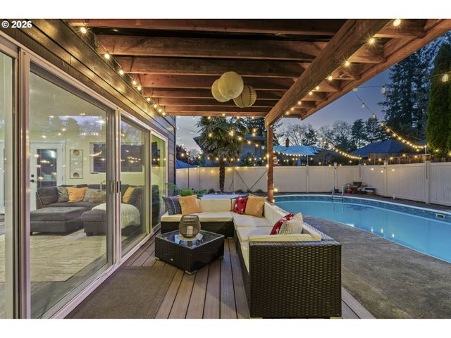 5465 Nw RIDGEMOOR Ct, Portland, OR 97229