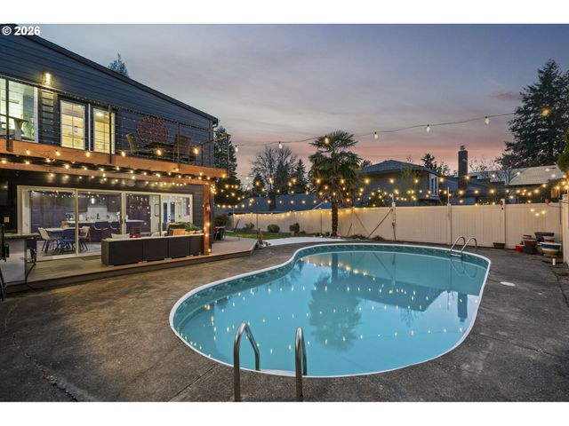 5465 Nw RIDGEMOOR Ct, Portland, OR 97229