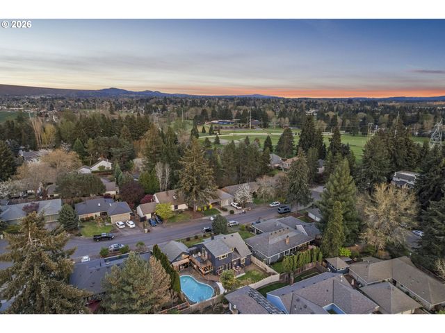 5465 Nw RIDGEMOOR Ct, Portland, OR 97229