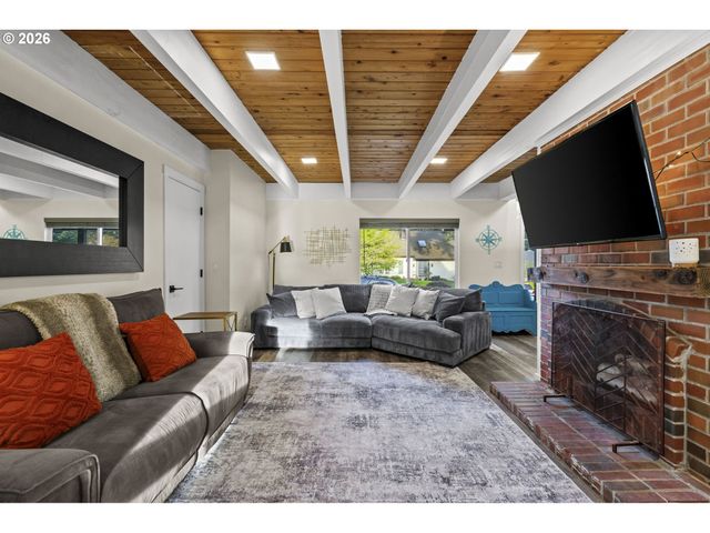 5465 Nw RIDGEMOOR Ct, Portland, OR 97229