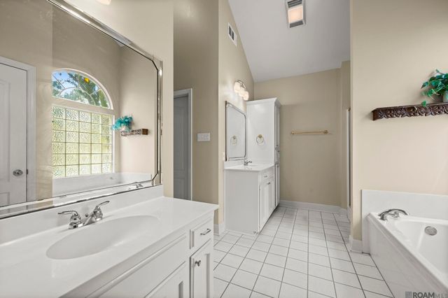 19036 Vignes Lake Ave, Baton Rouge, LA 70817