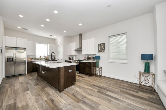 3905 Pinemont Drive E, Houston, TX 77018