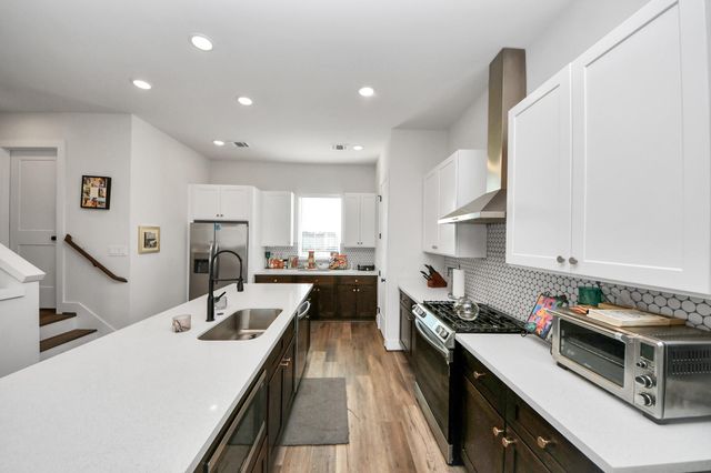 3905 Pinemont Drive E, Houston, TX 77018