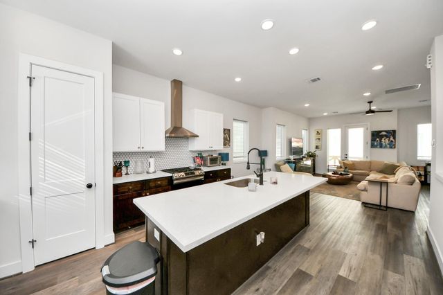 3905 Pinemont Drive E, Houston, TX 77018