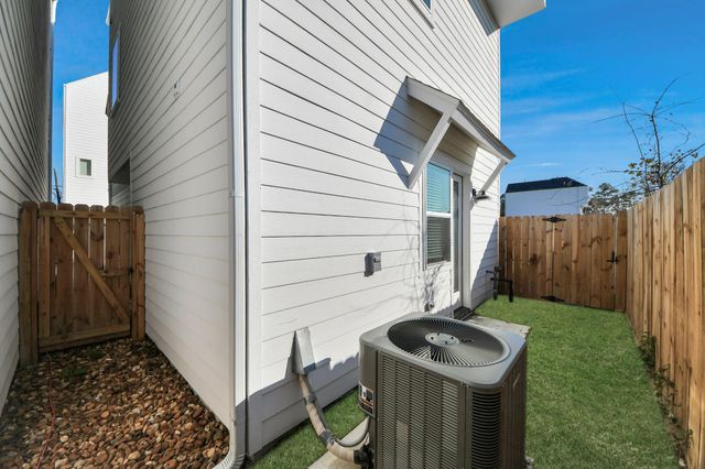 3905 Pinemont Drive E, Houston, TX 77018