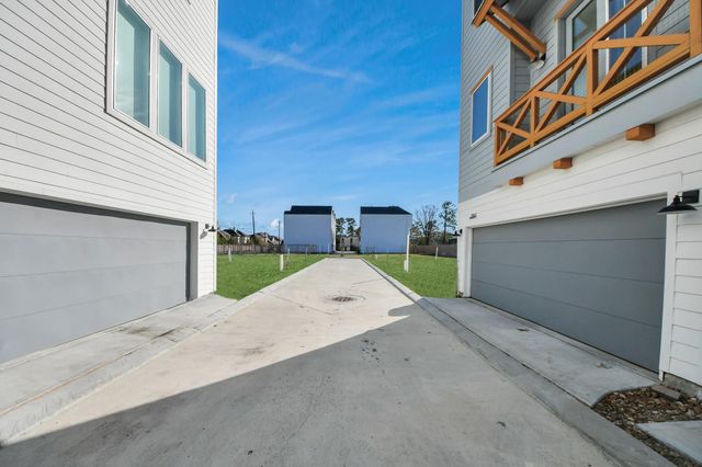 3905 Pinemont Drive E, Houston, TX 77018