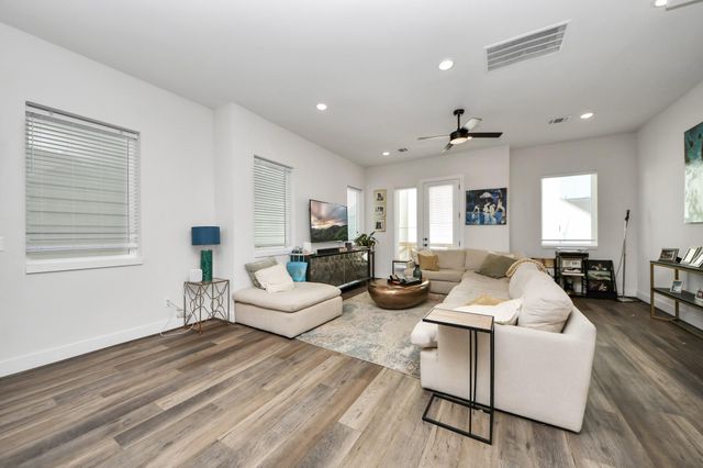 3905 Pinemont Drive E, Houston, TX 77018