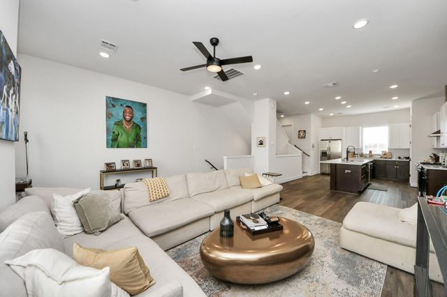 3905 Pinemont Drive E, Houston, TX 77018