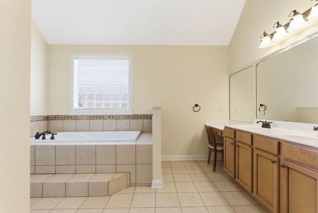 180 Lakeshore Circle, Georgetown, KY 40324