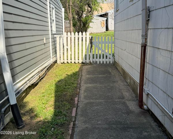 1041 Barret Ave, Louisville, KY 40204