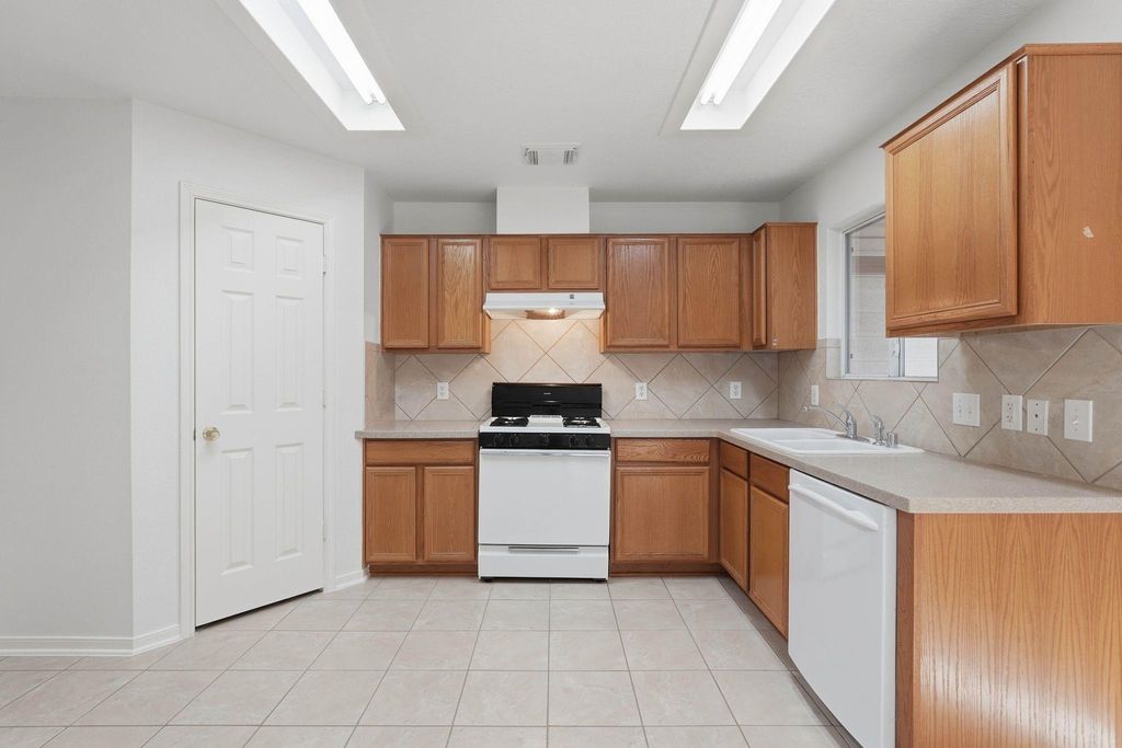 Image 10 of property listing at 15506 Elm Leaf Place, Cypress, TX 77429