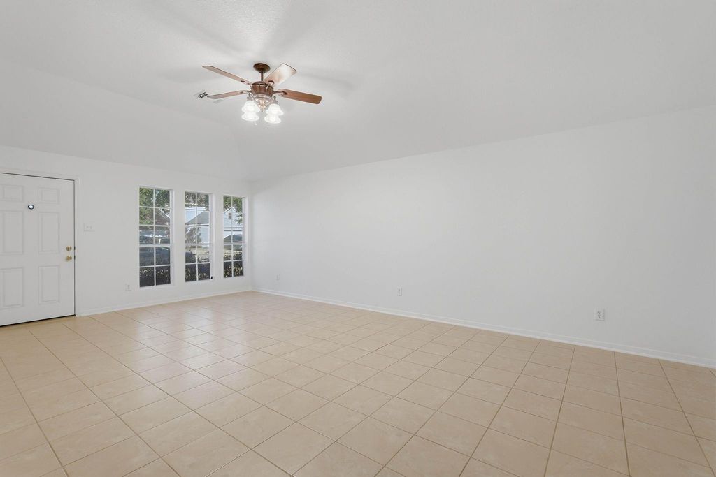 Image 7 of property listing at 15506 Elm Leaf Place, Cypress, TX 77429