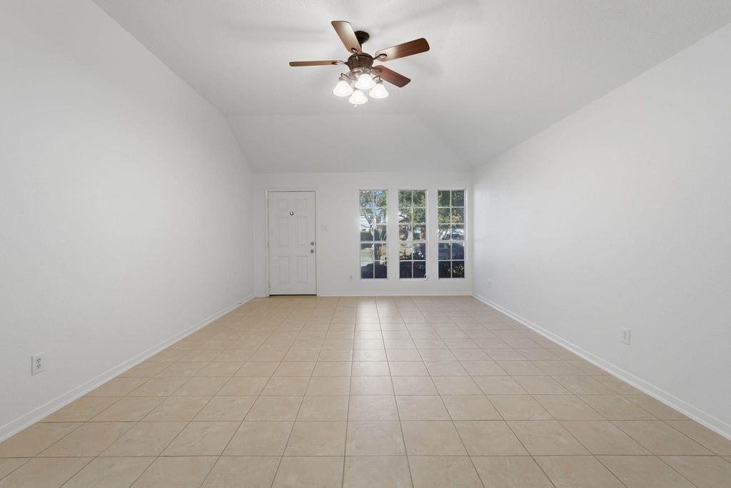 Image 8 of property listing at 15506 Elm Leaf Place, Cypress, TX 77429