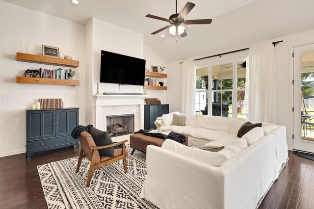 60 LAUREL GLEN DR, Oakland, TN 38060