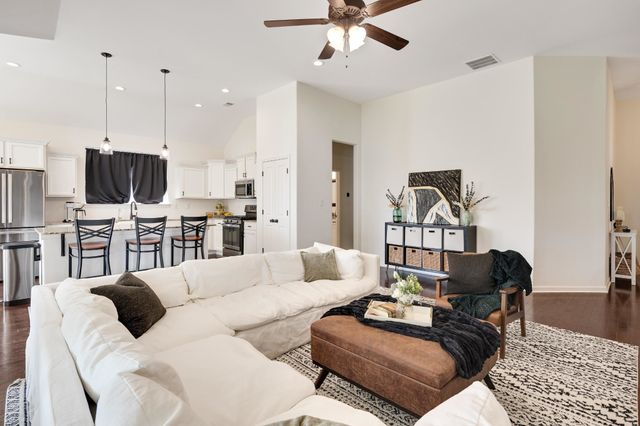 60 LAUREL GLEN DR, Oakland, TN 38060