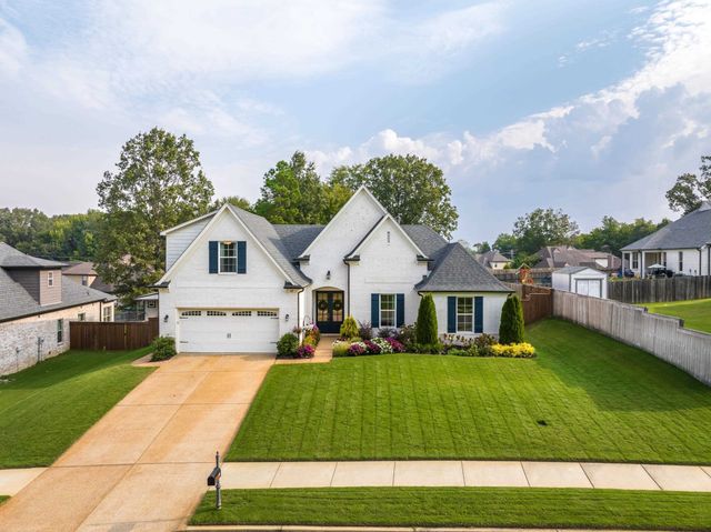 60 LAUREL GLEN DR, Oakland, TN 38060