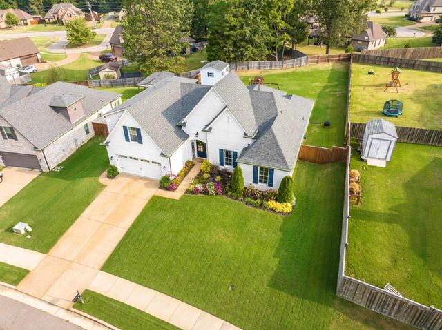 60 LAUREL GLEN DR, Oakland, TN 38060