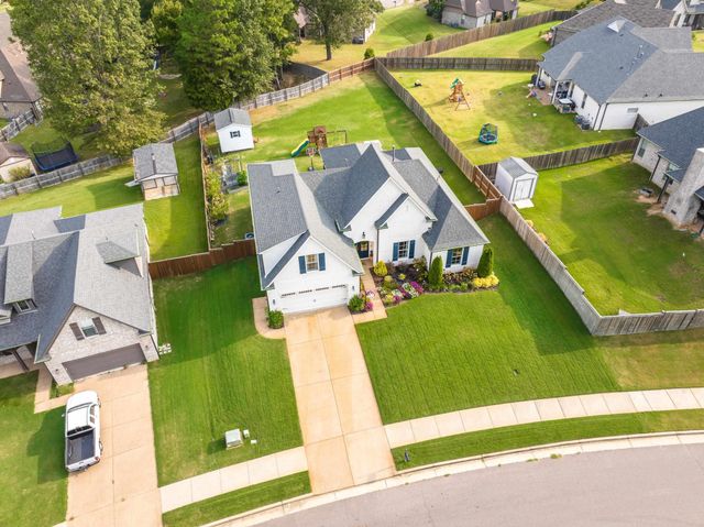 60 LAUREL GLEN DR, Oakland, TN 38060