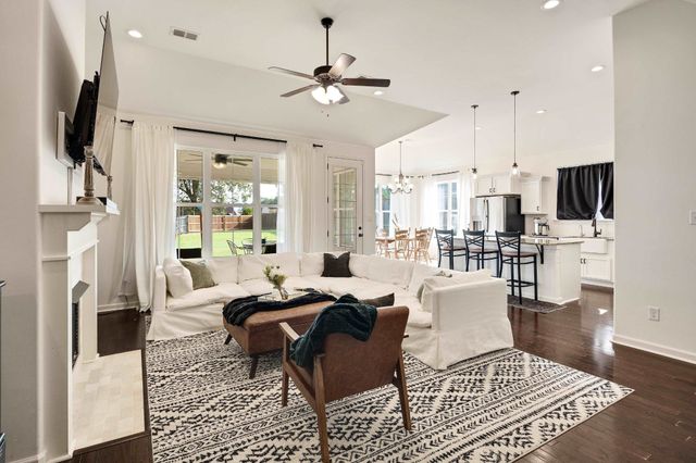 60 LAUREL GLEN DR, Oakland, TN 38060