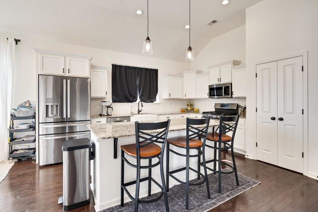 60 LAUREL GLEN DR, Oakland, TN 38060